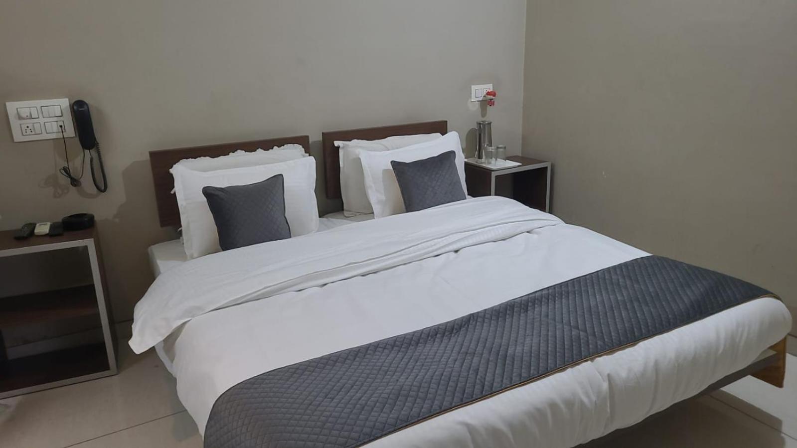 Hotel Indrani Chittorgarh ภายนอก รูปภาพ