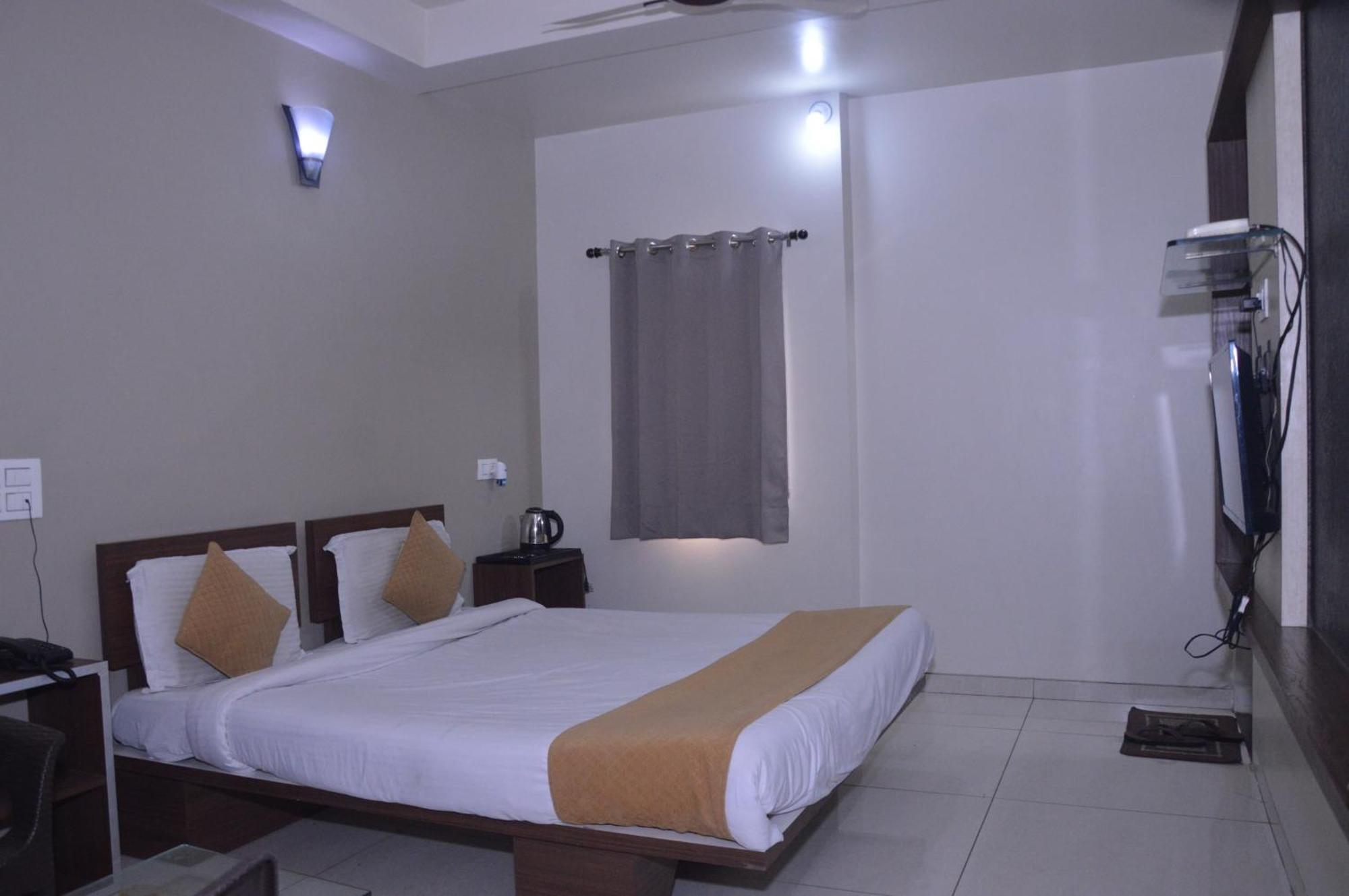 Hotel Indrani Chittorgarh ภายนอก รูปภาพ