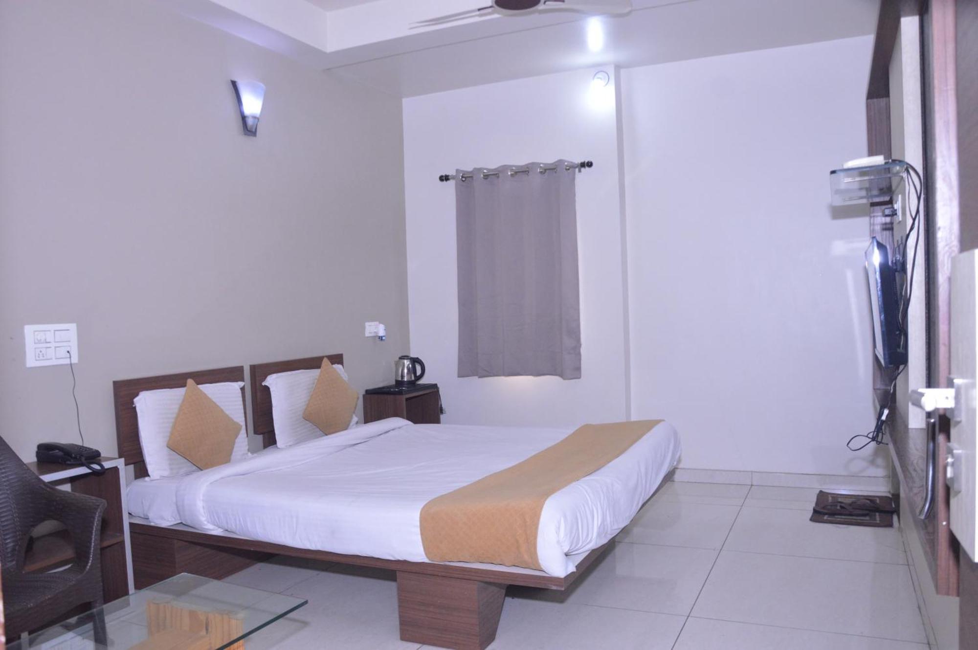Hotel Indrani Chittorgarh ภายนอก รูปภาพ